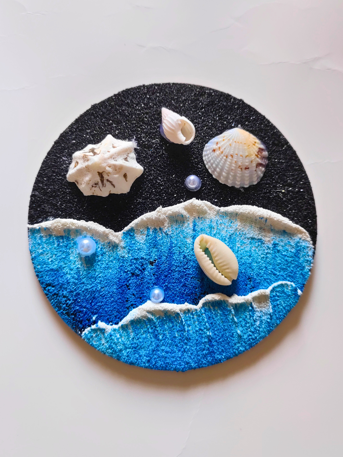 Ocean Magnet No.8 round shell decor on black wood base