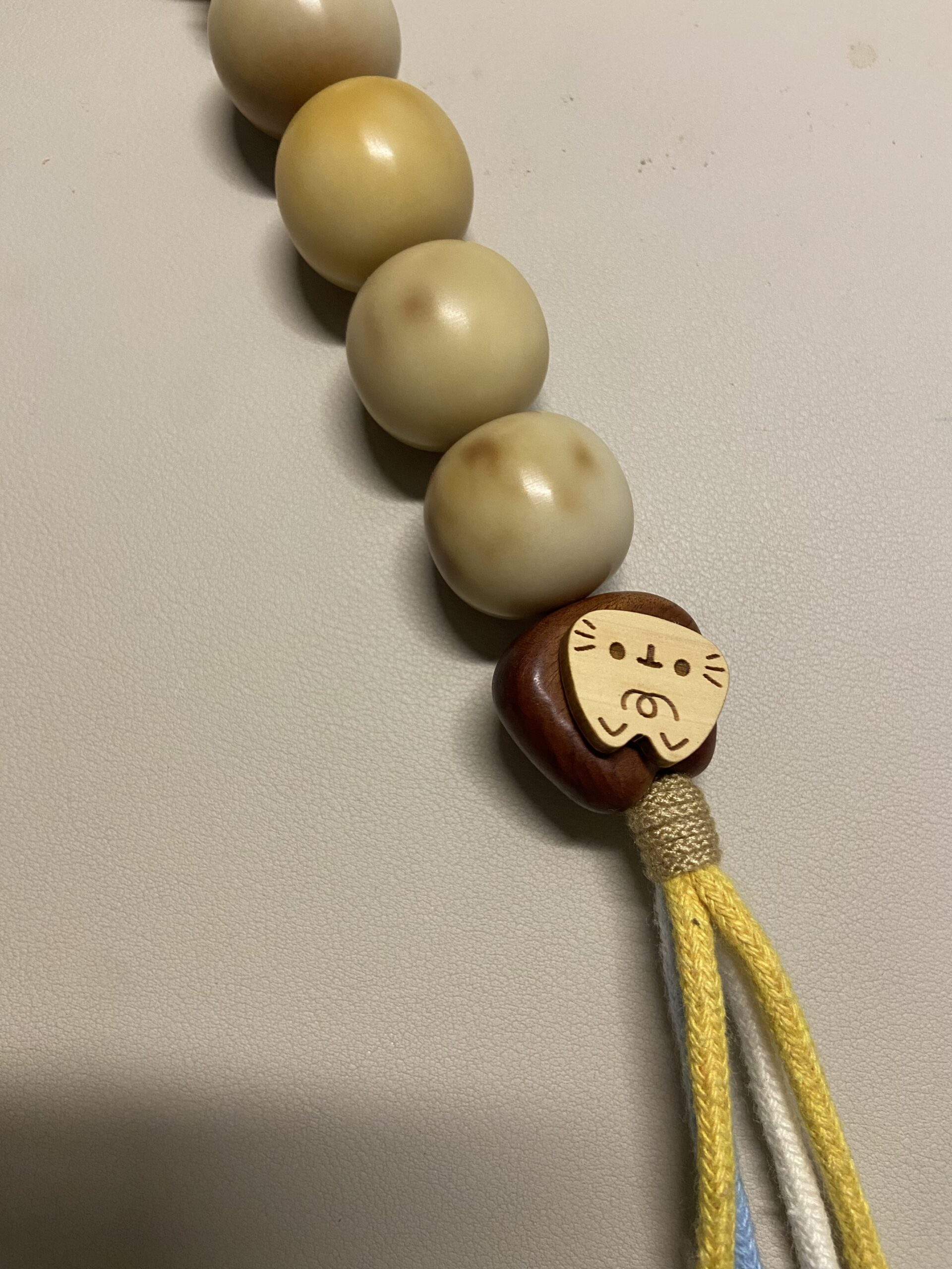24mm Natural Bodhi Bead Handheld Fidget with Sandalwood Cat Charm 2 24mm Natural Bodhi Bead Handheld Fidget with Sandalwood Cat Charm - Image 2