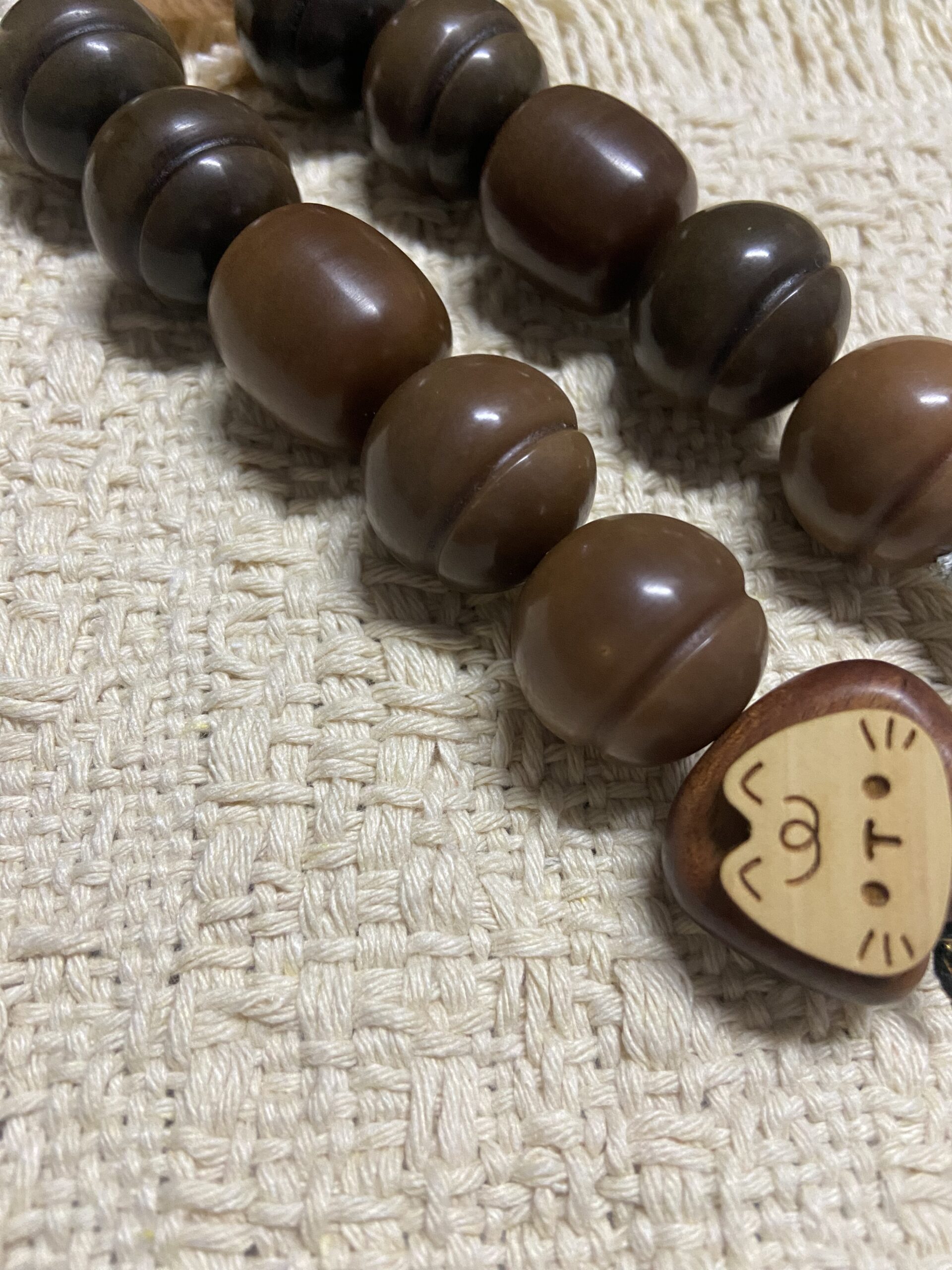21mm Natural Bodhi Handheld Fidget – Natural Bead Worry Beads 2 21mm natural Bodhi beads close-up