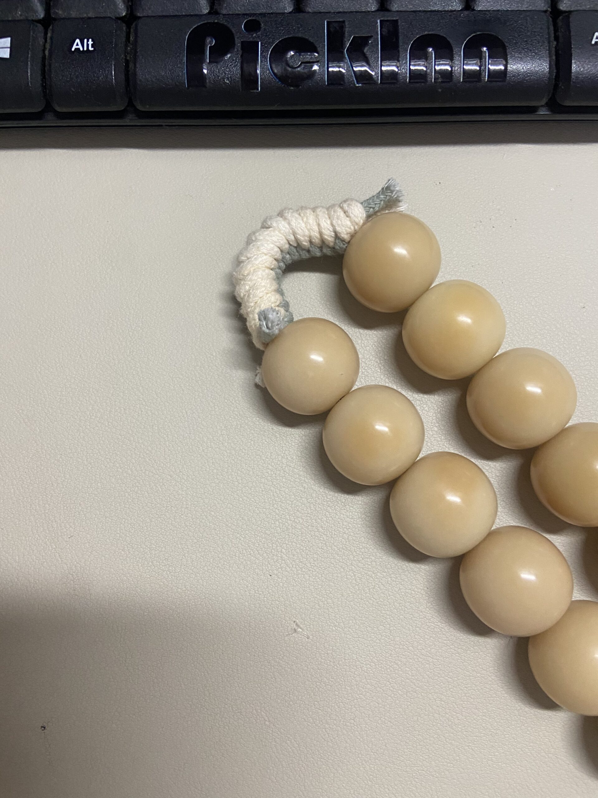 20mm Natural Bodhi Handheld Fidget – Natural Bead Worry Beads 2 20mm natural Bodhi beads close-up