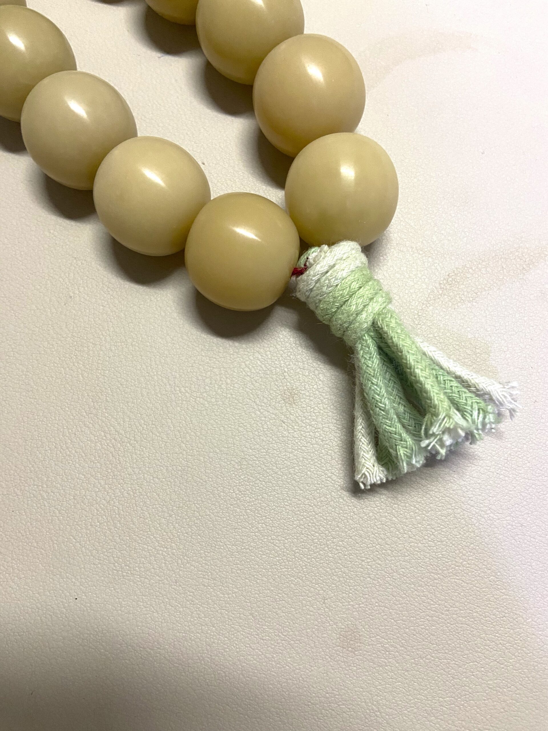 21mm Natural Bodhi Handheld Fidget – Natural Bead Worry Beads 2 21mm natural Bodhi beads close-up